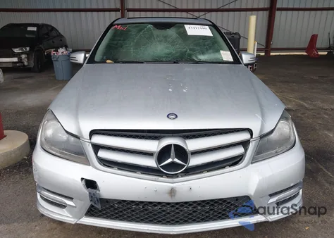 2012 Mercedes-Benz C 250 Luxury z USA, uszkodzony, nr VIN WDDGF4HB7CR233289